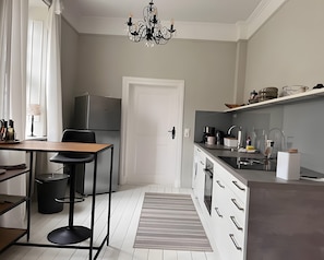 Réfrigérateur, un four, surface de cuisson, lave-vaisselle