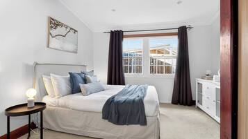 4 bedrooms, desk, iron/ironing board, travel cot