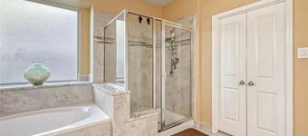 Spacious 6-bedroom house with lake in beautiful Missouri City