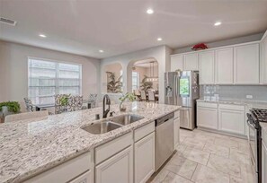 Private kitchen - Spacious 6-bedroom house with lake in beautiful Missouri City (Missouri City)