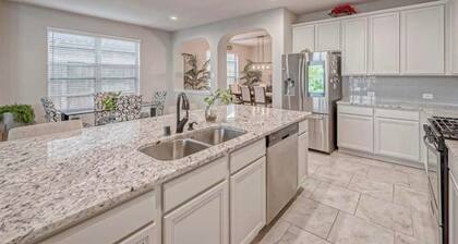 Spacious 6-bedroom house with lake in beautiful Missouri City