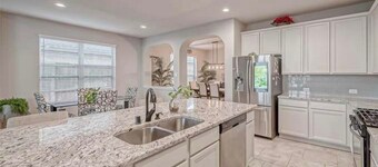 Spacious 6-bedroom house with lake in beautiful Missouri City