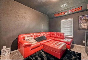 Living area - Spacious 6-bedroom house with lake in beautiful Missouri City (Missouri City)