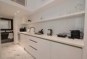 Fridge, oven, stovetop, coffee/tea maker - 4 Elemental Living Suites - Water (Nea Moudania)