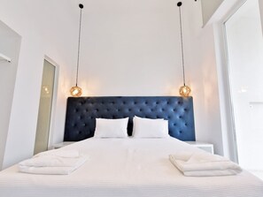 Tabla de planchar con plancha, wifi, ropa de cama