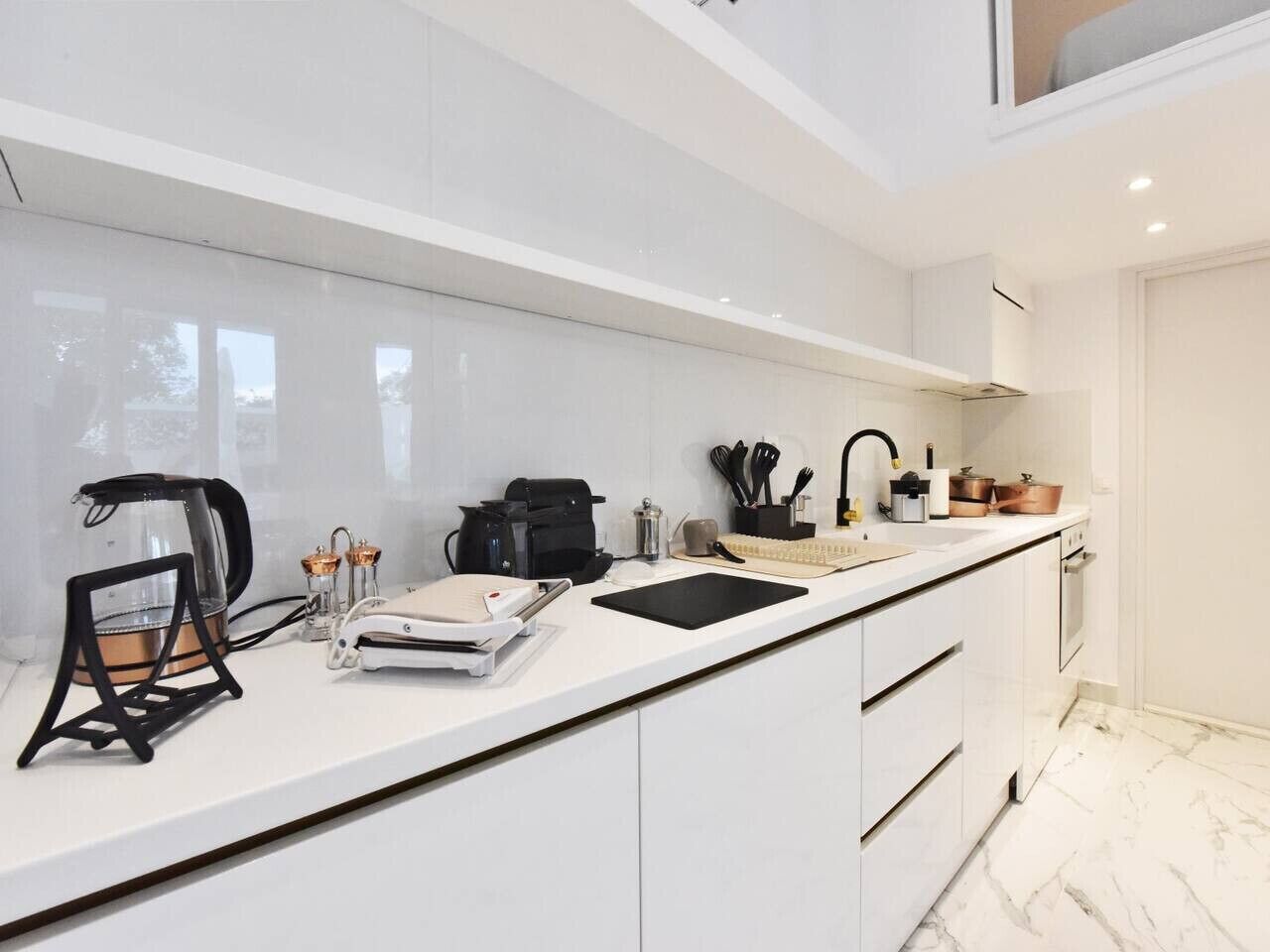 Réfrigérateur, four, plaque de cuisson, cafetière/bouilloire