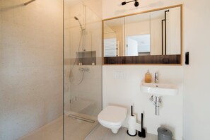 Shower, hair dryer, towels, soap - Apartament Okno na Spodek (Katowice)