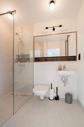 Shower, hair dryer, towels, soap - Apartament Okno na Spodek (Katowice)