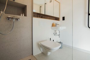 Shower, hair dryer, towels, soap - Apartament Okno na Spodek (Katowice)