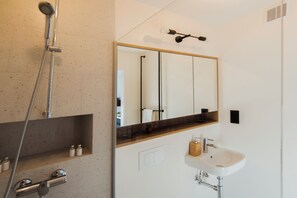 Shower, hair dryer, towels, soap - Apartament Okno na Spodek (Katowice)