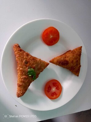 Habitación clásica | Comida y bebida