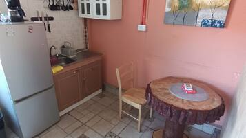 Standard Apartment, Patio | Private kitchen