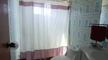 Familienapartment, Balkon, Buchtblick | Badezimmer