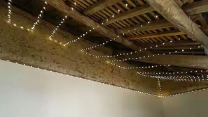 Ein Whirlpool mit Holzboden und Lichterkette.