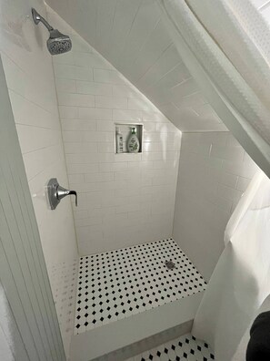 Shower, hair dryer, towels, soap - Stay in a beautiful farmhouse on a Apple Orchard (Williamsburg)