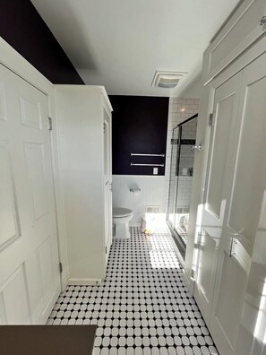 Shower, hair dryer, towels, soap - Stay in a beautiful farmhouse on a Apple Orchard (Williamsburg)