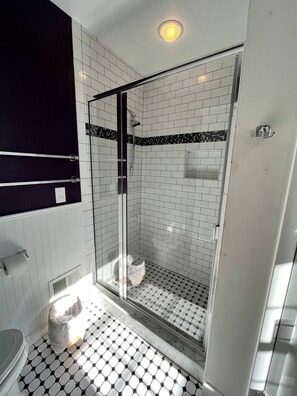 Shower, hair dryer, towels, soap - Stay in a beautiful farmhouse on a Apple Orchard (Williamsburg)