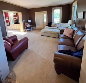 Living area - Stay in a beautiful farmhouse on a Apple Orchard (Williamsburg)