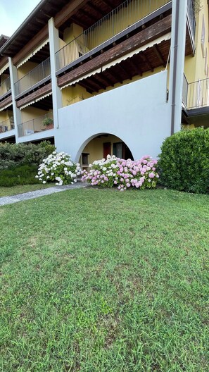 Exterior detail - Perfect vacation, lake view, pool and garden (Picedo)