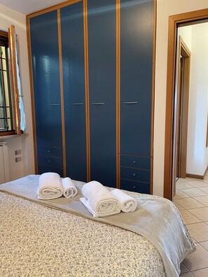 2 bedrooms, iron/ironing board, WiFi, bed sheets - Perfect vacation, lake view, pool and garden (Picedo)
