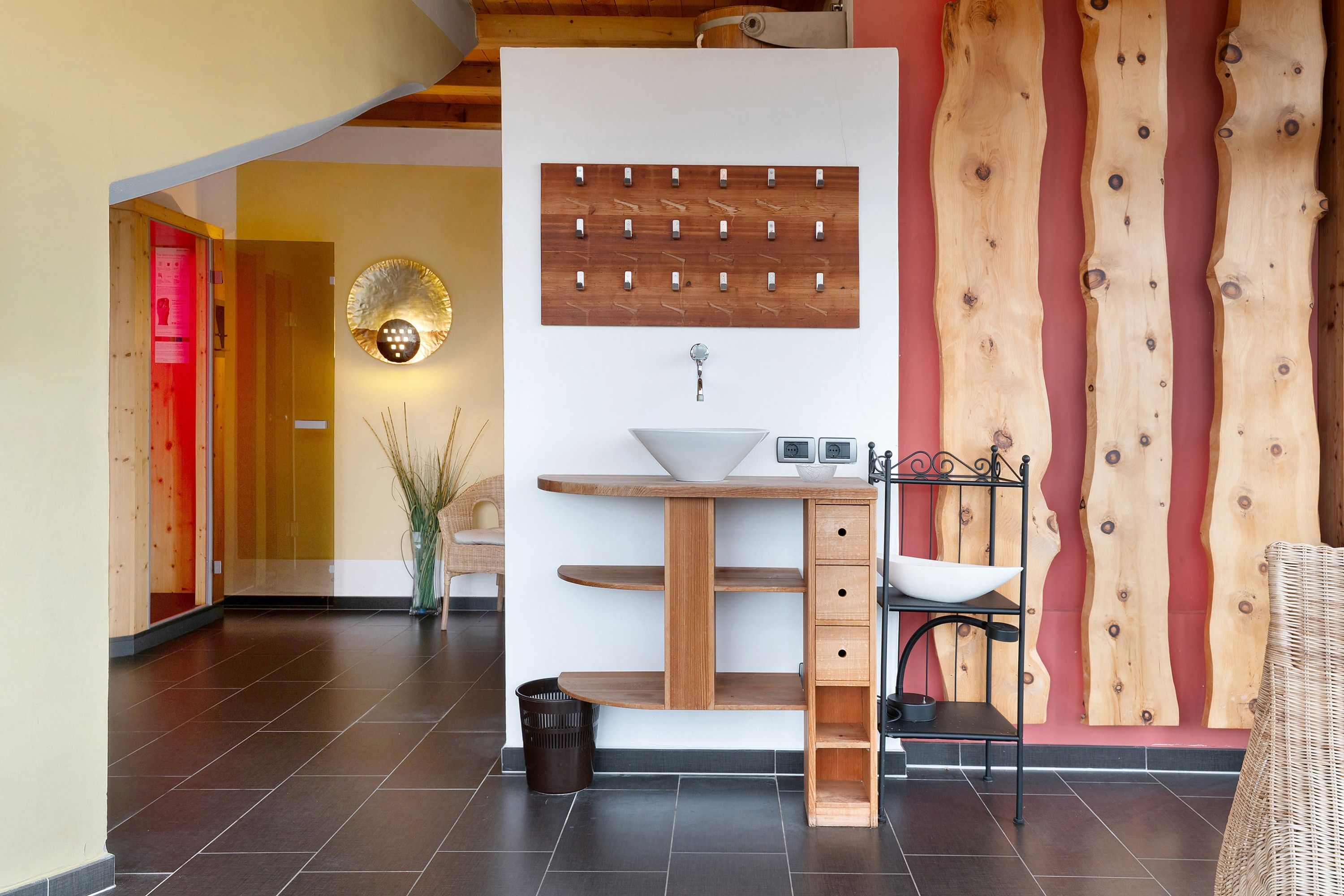 Une cuisine moderne avec un îlot central en bois, un évier et un luminaire fixé au mur.