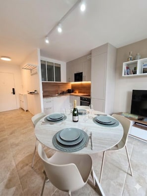 Dining - 3-Bedroom Apartment with Terrace • Air Conditioning • Parking • Near the Beaches • Ideal for Families (Fréjus)