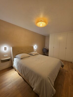 Room - Modern T3 near the beach • Air conditioning - Parking - Ideal for families (Fréjus)