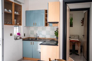 Fridge, oven, stovetop, cookware/dishes/utensils - Quadrilocale Angela N°1 - Salento Reservation (Torre Suda)