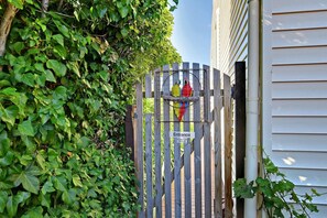 Property grounds - The Birdcage - Walk to CBD - Free Parking (West Hobart)
