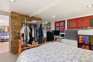 1 bedroom, desk, iron/ironing board, WiFi - The Birdcage - Walk to CBD - Free Parking (West Hobart)