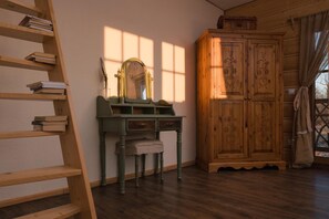 A room with a wooden desk, a mirror, a wardrobe, and a ladder. - Comfortable apartment very close to the beach (Ustronie Morskie)
