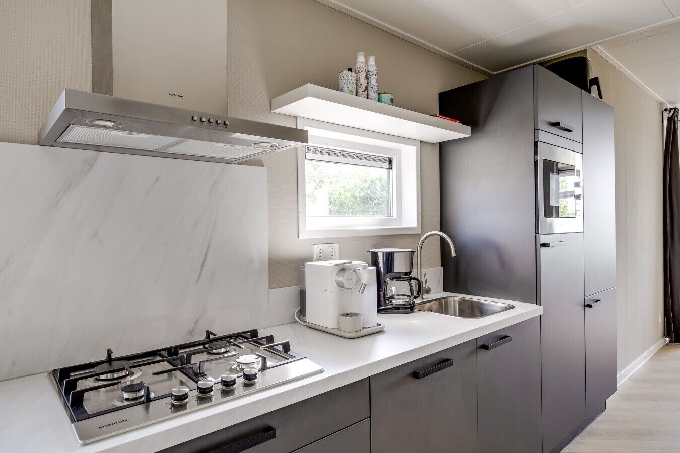 Coffee/tea maker, fridge, microwave, stovetop