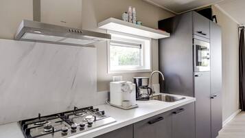 Coffee/tea maker, fridge, microwave, stovetop