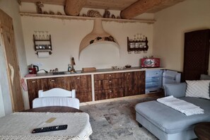 A compact living space with a kitchenette, a dining area, and a seating area. - Comfortable apartment with terrace, close to beach (Ustronie Morskie)
