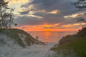 A beach path leading to the ocean with dunes on either side. - Stylish apartment with air conditioning (Ustronie Morskie)