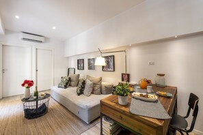 Interior - Roncaglia, 27 - Comfort & Character (Milano)