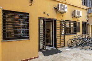 Exterior detail - Roncaglia, 27 - Comfort & Character (Milano)