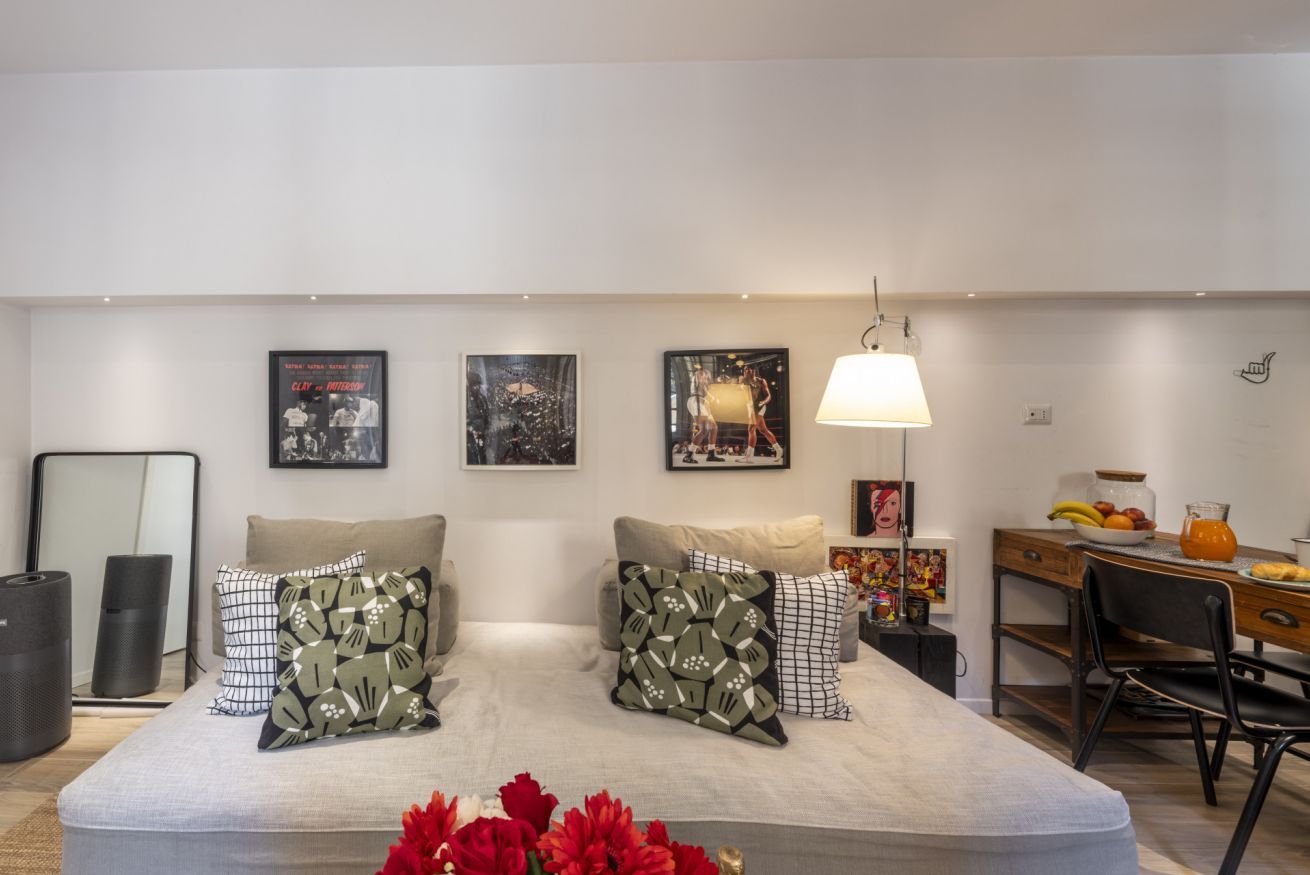 Ein modernes Schlafzimmer mit Bett, Nachttischen, Schreibtisch und Stuhl.