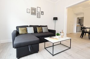 Living area - The Moonlight Stays | Free Parking •Work&Leisure (Cardiff)