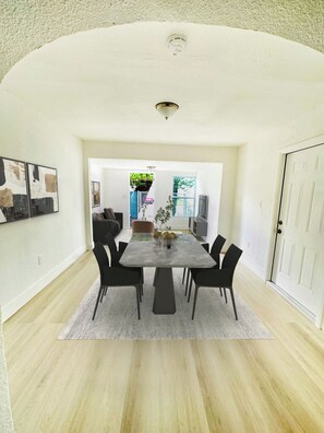 Dining - MAGIC CITY HOME, EAST OF 95 - 3-5 MIN FROM DESIGN DESTRICT / EDGEWATER / WYNWOOD (Miami)