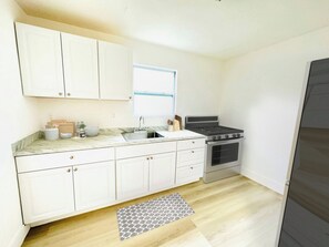 Private kitchen - MAGIC CITY HOME, EAST OF 95 - 3-5 MIN FROM DESIGN DESTRICT / EDGEWATER / WYNWOOD (Miami)