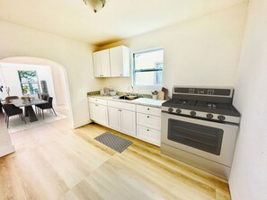 Fridge, microwave, oven, stovetop - MAGIC CITY HOME, EAST OF 95 - 3-5 MIN FROM DESIGN DESTRICT / EDGEWATER / WYNWOOD (Miami)