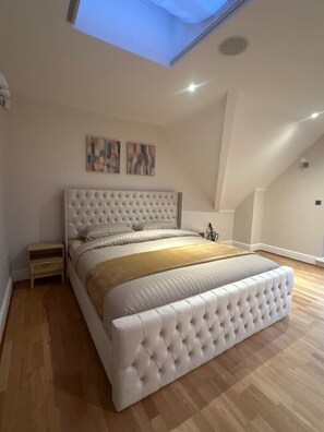 6 Schlafzimmer, Zimmersafe, Schreibtisch, Bügeleisen/Bügelbrett