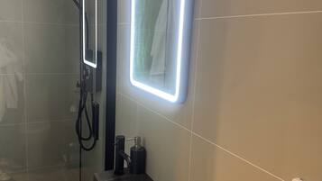 Cottage | Bathroom | Shower
