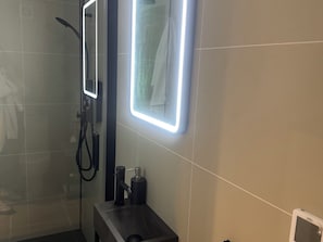 Cottage | Bathroom | Shower - Auld Cider Makers Cottage (Portstewart)