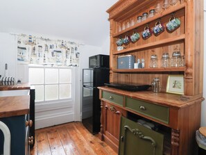 Dishwasher, cookware/dishes/utensils - Elstronwick Hall Apartment (Hull)