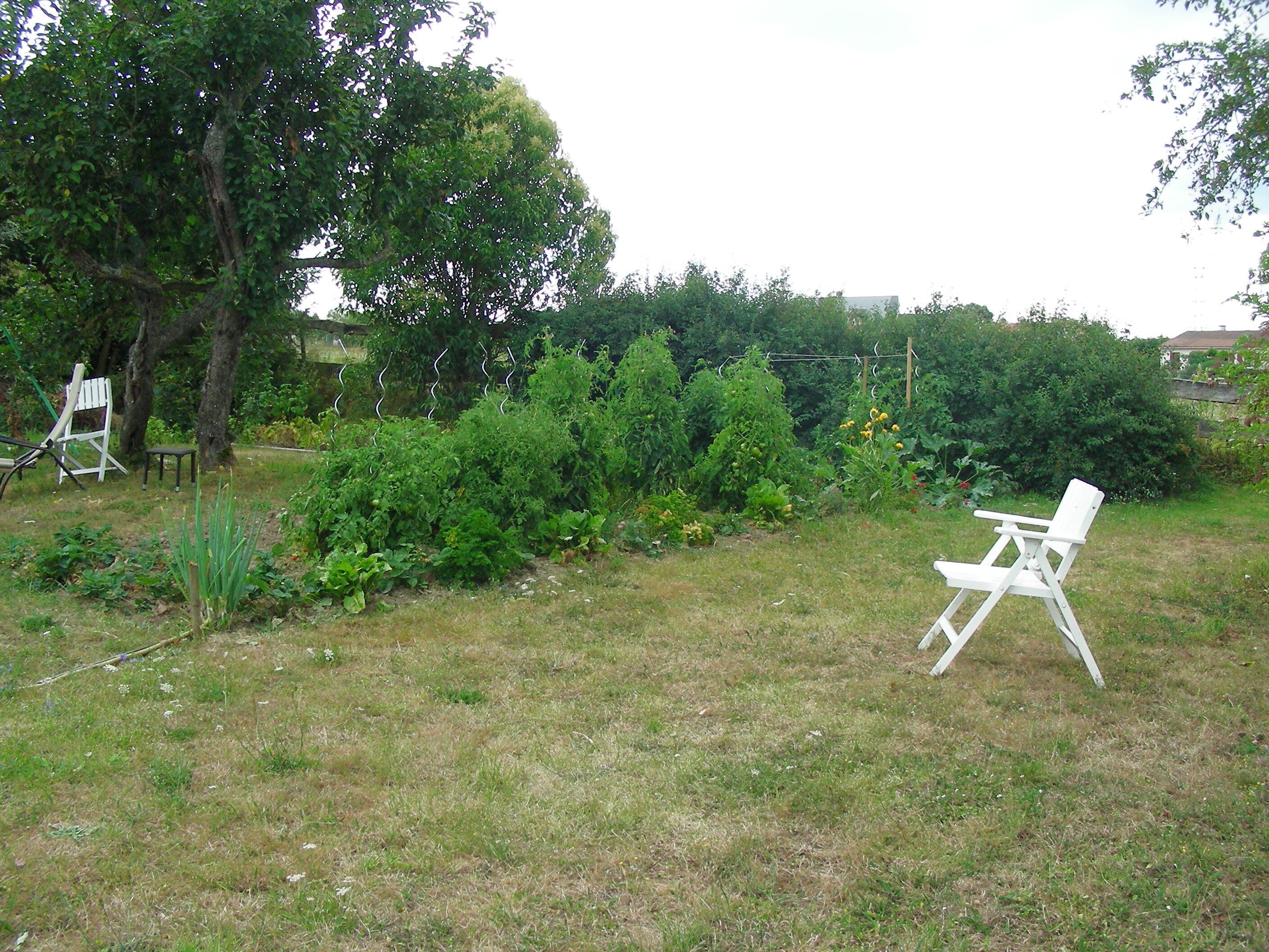 Maison, vue jardin | Enceinte de l’hébergement