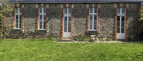 Talo, näköala puutarhaan