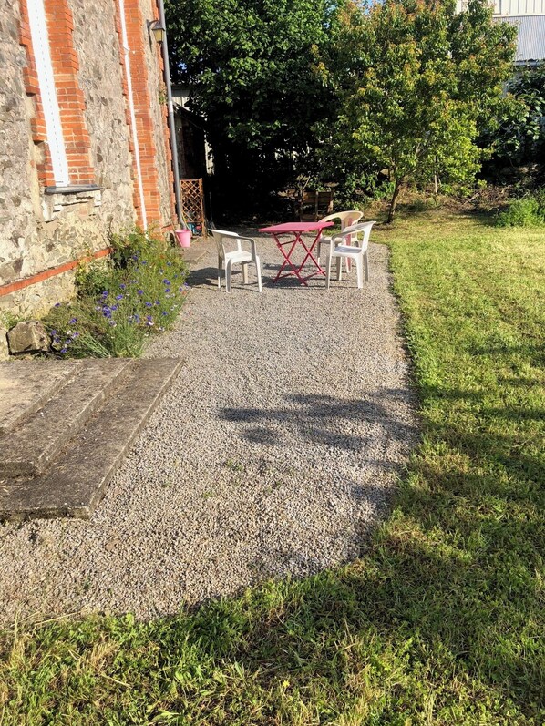 House, Garden View | Outdoor dining - Belle Maison dans une ancienne école (CHEMILLÉ-EN-ANJOU)