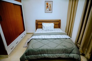 Apartamento clásico, balcón, vistas a la ciudad